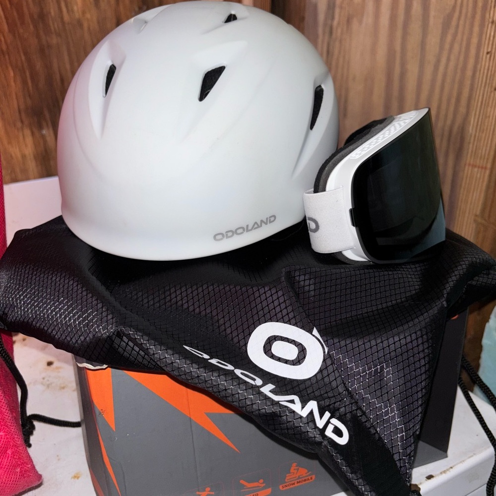 Odoland White Helmet and Goggles Set size M
